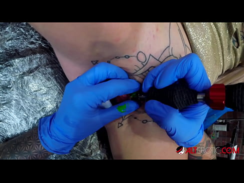 ❤️ Extremadamente tatuado hottie Sully Savage consiguió un tatuaje en su clítoris ❤️ Video de porno en es.cassino-vulkan646.ru ❌️